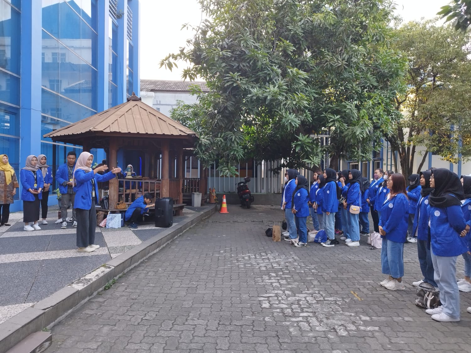 4. Menyanyikan Lagu Indonesia Raya dan Hymne Udinus